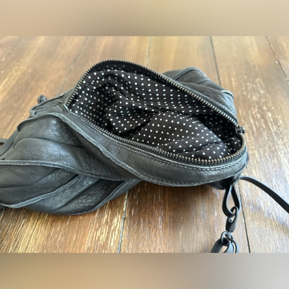 Beautiful leather cross body bag - Picture 3 of 15